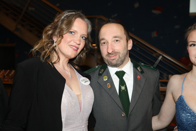 Locker in der Hüfte, immer ein Lächeln im Gesicht: KURT zeigt die schönsten Fotos des USK-Apfelsinenballs