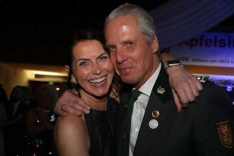 Locker in der Hüfte, immer ein Lächeln im Gesicht: KURT zeigt die schönsten Fotos des USK-Apfelsinenballs