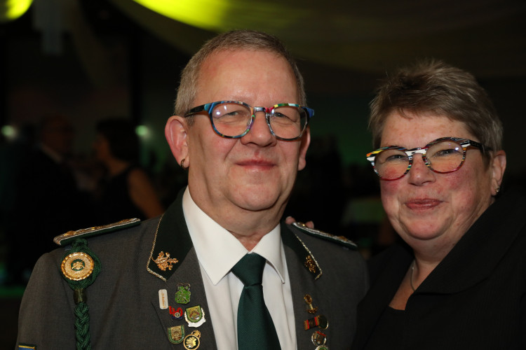 Locker in der Hüfte, immer ein Lächeln im Gesicht: KURT zeigt die schönsten Fotos des USK-Apfelsinenballs