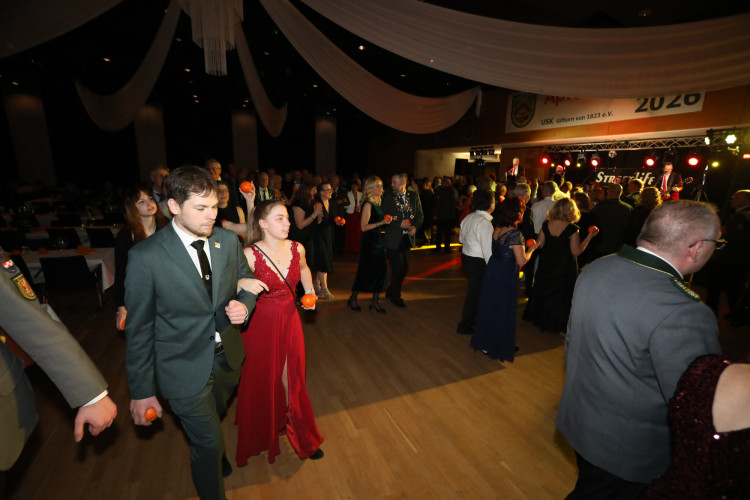 Locker in der Hüfte, immer ein Lächeln im Gesicht: KURT zeigt die schönsten Fotos des USK-Apfelsinenballs