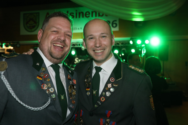 Locker in der Hüfte, immer ein Lächeln im Gesicht: KURT zeigt die schönsten Fotos des USK-Apfelsinenballs