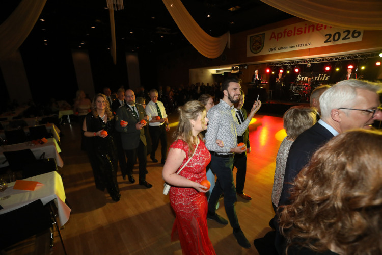 Locker in der Hüfte, immer ein Lächeln im Gesicht: KURT zeigt die schönsten Fotos des USK-Apfelsinenballs