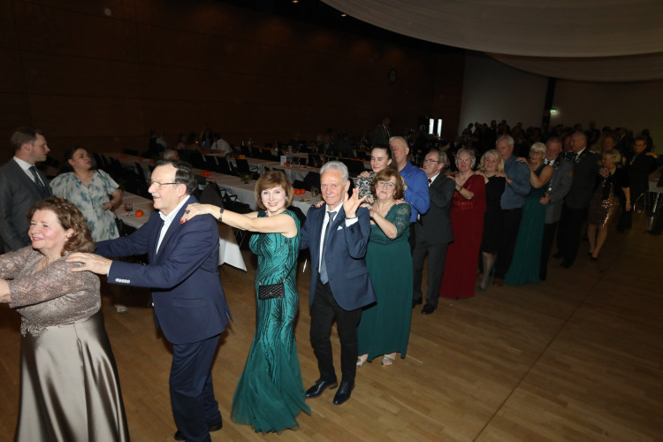 Locker in der Hüfte, immer ein Lächeln im Gesicht: KURT zeigt die schönsten Fotos des USK-Apfelsinenballs