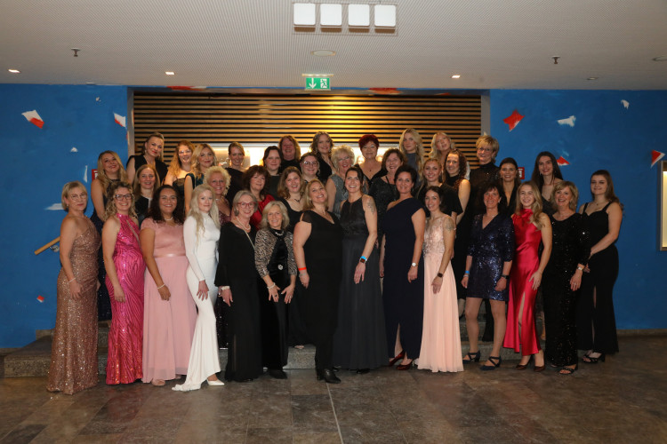 Locker in der Hüfte, immer ein Lächeln im Gesicht: KURT zeigt die schönsten Fotos des USK-Apfelsinenballs