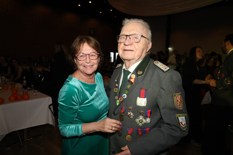 Locker in der Hüfte, immer ein Lächeln im Gesicht: KURT zeigt die schönsten Fotos des USK-Apfelsinenballs