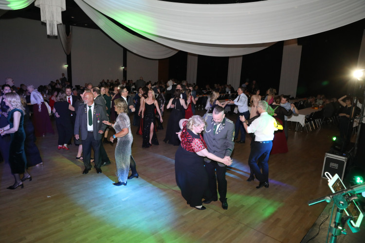 Locker in der Hüfte, immer ein Lächeln im Gesicht: KURT zeigt die schönsten Fotos des USK-Apfelsinenballs