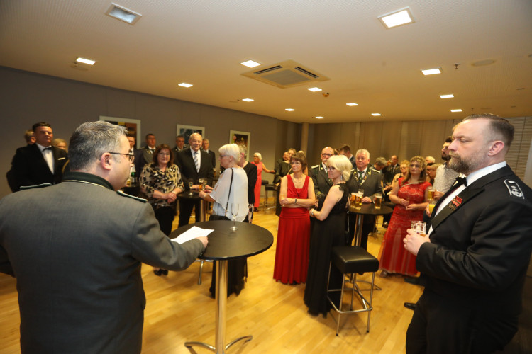 Locker in der Hüfte, immer ein Lächeln im Gesicht: KURT zeigt die schönsten Fotos des USK-Apfelsinenballs