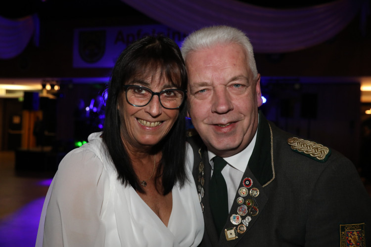 Locker in der Hüfte, immer ein Lächeln im Gesicht: KURT zeigt die schönsten Fotos des USK-Apfelsinenballs