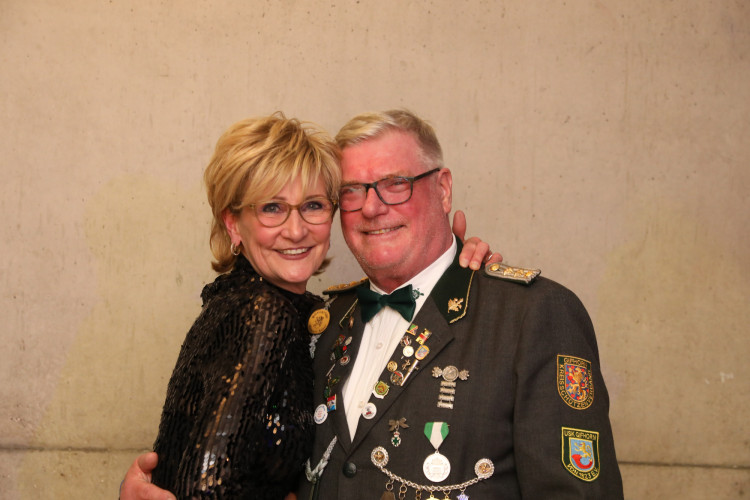 Locker in der Hüfte, immer ein Lächeln im Gesicht: KURT zeigt die schönsten Fotos des USK-Apfelsinenballs