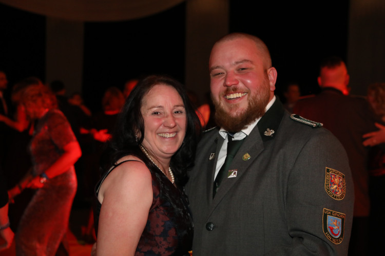 Locker in der Hüfte, immer ein Lächeln im Gesicht: KURT zeigt die schönsten Fotos des USK-Apfelsinenballs