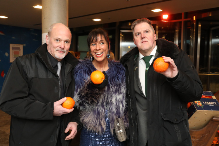 Locker in der Hüfte, immer ein Lächeln im Gesicht: KURT zeigt die schönsten Fotos des USK-Apfelsinenballs