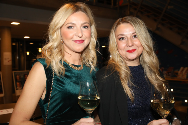 Locker in der Hüfte, immer ein Lächeln im Gesicht: KURT zeigt die schönsten Fotos des USK-Apfelsinenballs