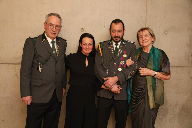 Locker in der Hüfte, immer ein Lächeln im Gesicht: KURT zeigt die schönsten Fotos des USK-Apfelsinenballs