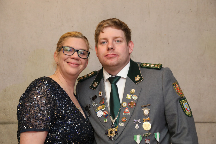 Locker in der Hüfte, immer ein Lächeln im Gesicht: KURT zeigt die schönsten Fotos des USK-Apfelsinenballs