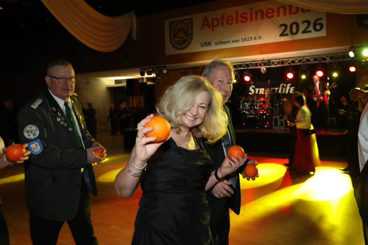 Locker in der Hüfte, immer ein Lächeln im Gesicht: KURT zeigt die schönsten Fotos des USK-Apfelsinenballs