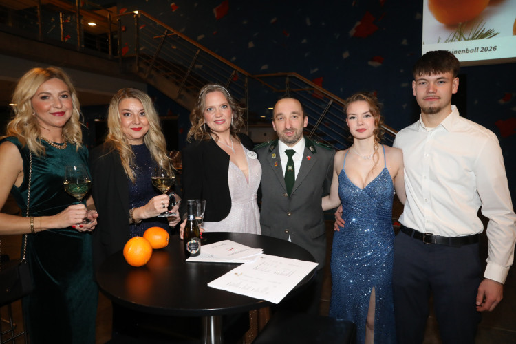 Locker in der Hüfte, immer ein Lächeln im Gesicht: KURT zeigt die schönsten Fotos des USK-Apfelsinenballs