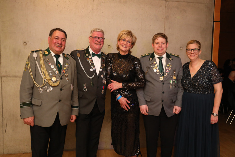 Locker in der Hüfte, immer ein Lächeln im Gesicht: KURT zeigt die schönsten Fotos des USK-Apfelsinenballs