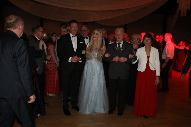 Locker in der Hüfte, immer ein Lächeln im Gesicht: KURT zeigt die schönsten Fotos des USK-Apfelsinenballs