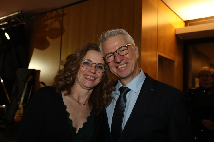 Locker in der Hüfte, immer ein Lächeln im Gesicht: KURT zeigt die schönsten Fotos des USK-Apfelsinenballs