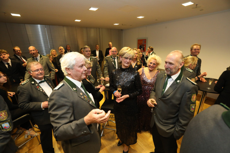 Locker in der Hüfte, immer ein Lächeln im Gesicht: KURT zeigt die schönsten Fotos des USK-Apfelsinenballs