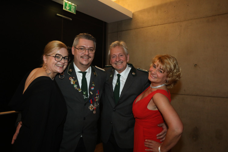 Locker in der Hüfte, immer ein Lächeln im Gesicht: KURT zeigt die schönsten Fotos des USK-Apfelsinenballs