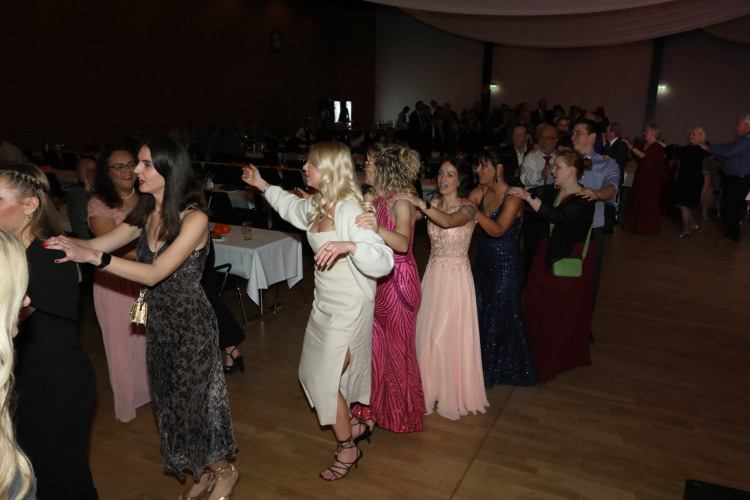 Locker in der Hüfte, immer ein Lächeln im Gesicht: KURT zeigt die schönsten Fotos des USK-Apfelsinenballs