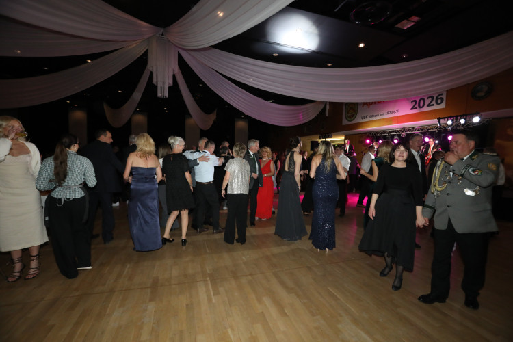 Locker in der Hüfte, immer ein Lächeln im Gesicht: KURT zeigt die schönsten Fotos des USK-Apfelsinenballs