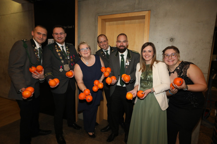 Locker in der Hüfte, immer ein Lächeln im Gesicht: KURT zeigt die schönsten Fotos des USK-Apfelsinenballs