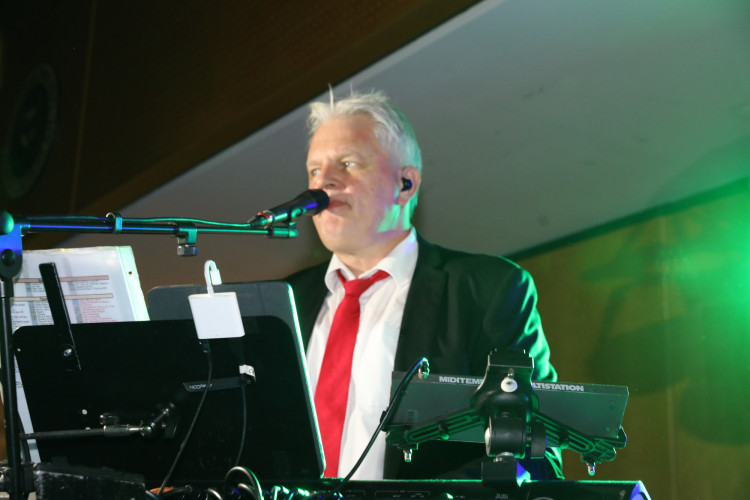 Locker in der Hüfte, immer ein Lächeln im Gesicht: KURT zeigt die schönsten Fotos des USK-Apfelsinenballs