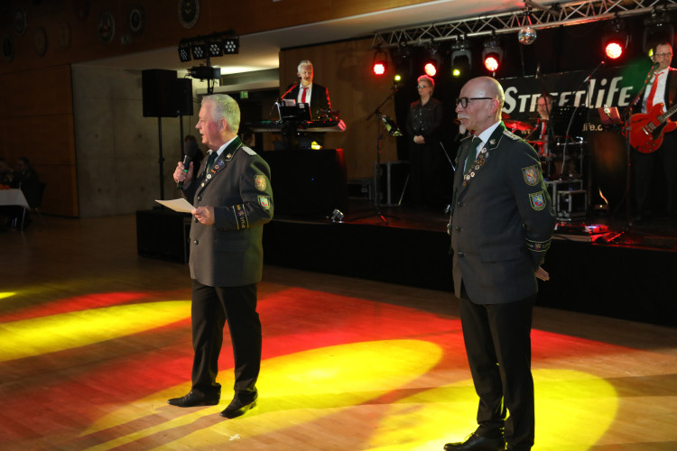 Locker in der Hüfte, immer ein Lächeln im Gesicht: KURT zeigt die schönsten Fotos des USK-Apfelsinenballs