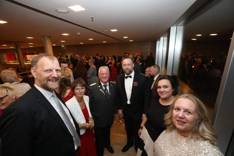 Locker in der Hüfte, immer ein Lächeln im Gesicht: KURT zeigt die schönsten Fotos des USK-Apfelsinenballs