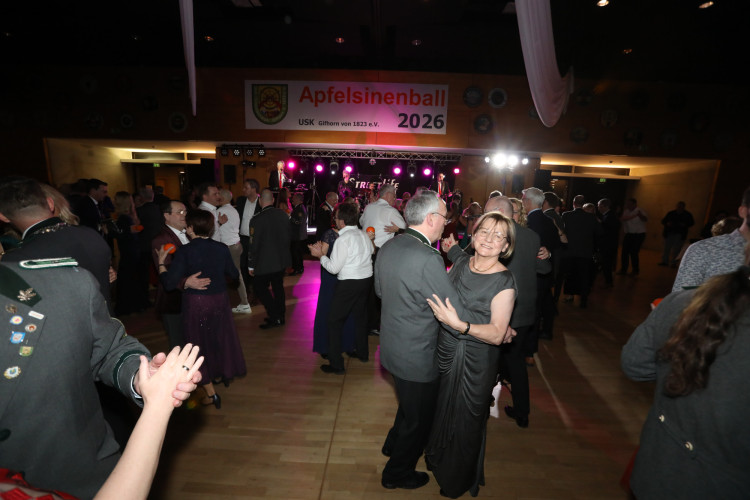 Locker in der Hüfte, immer ein Lächeln im Gesicht: KURT zeigt die schönsten Fotos des USK-Apfelsinenballs