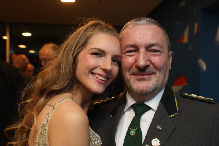 Locker in der Hüfte, immer ein Lächeln im Gesicht: KURT zeigt die schönsten Fotos des USK-Apfelsinenballs