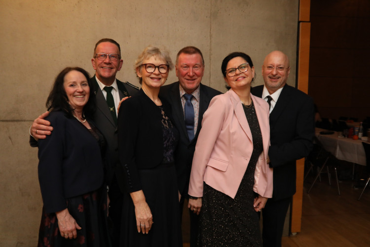 Locker in der Hüfte, immer ein Lächeln im Gesicht: KURT zeigt die schönsten Fotos des USK-Apfelsinenballs