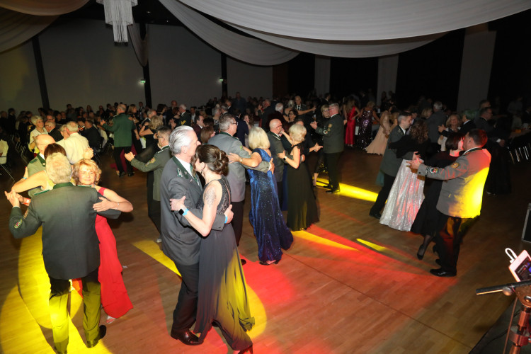 Locker in der Hüfte, immer ein Lächeln im Gesicht: KURT zeigt die schönsten Fotos des USK-Apfelsinenballs