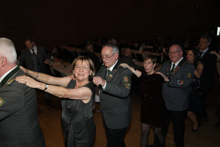 Locker in der Hüfte, immer ein Lächeln im Gesicht: KURT zeigt die schönsten Fotos des USK-Apfelsinenballs