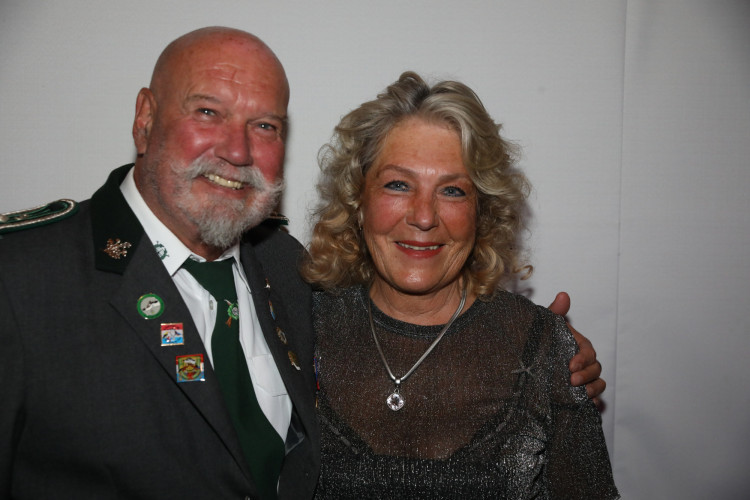 Locker in der Hüfte, immer ein Lächeln im Gesicht: KURT zeigt die schönsten Fotos des USK-Apfelsinenballs