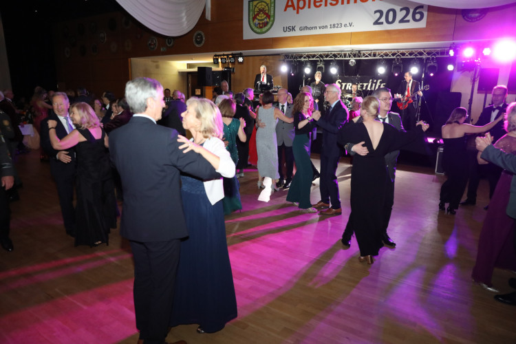 Locker in der Hüfte, immer ein Lächeln im Gesicht: KURT zeigt die schönsten Fotos des USK-Apfelsinenballs