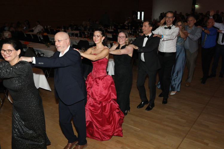 Locker in der Hüfte, immer ein Lächeln im Gesicht: KURT zeigt die schönsten Fotos des USK-Apfelsinenballs