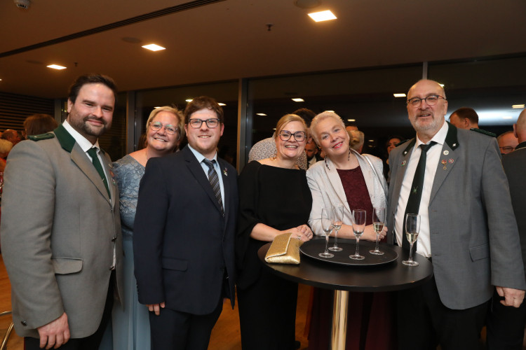 Locker in der Hüfte, immer ein Lächeln im Gesicht: KURT zeigt die schönsten Fotos des USK-Apfelsinenballs