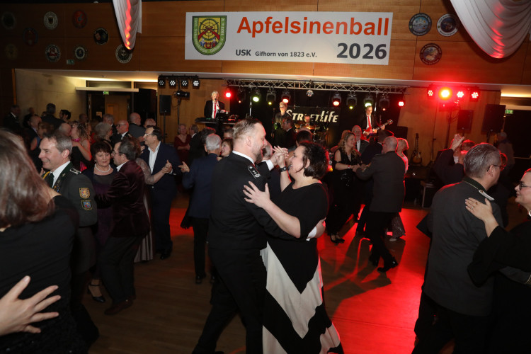 Locker in der Hüfte, immer ein Lächeln im Gesicht: KURT zeigt die schönsten Fotos des USK-Apfelsinenballs