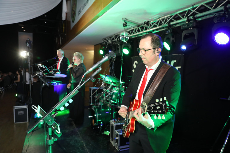 Locker in der Hüfte, immer ein Lächeln im Gesicht: KURT zeigt die schönsten Fotos des USK-Apfelsinenballs