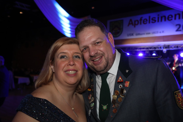 Locker in der Hüfte, immer ein Lächeln im Gesicht: KURT zeigt die schönsten Fotos des USK-Apfelsinenballs