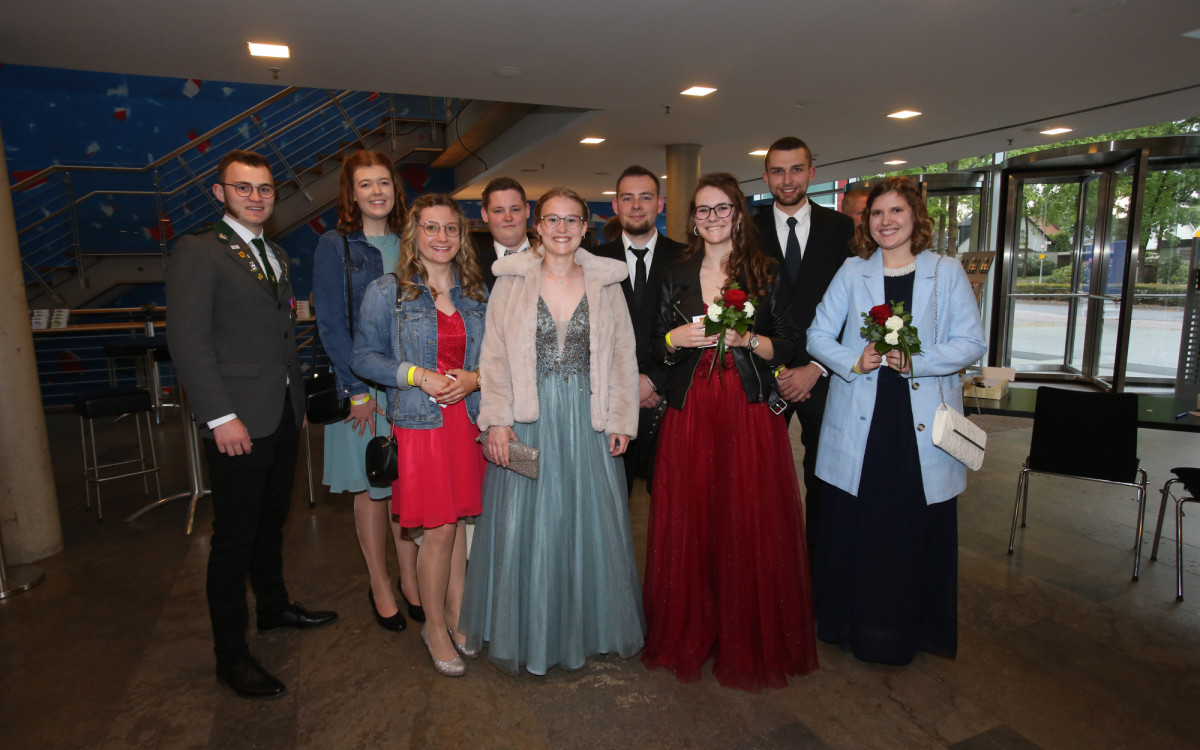 Maiball des USK glänzt mit astreiner Tanzmusik und atemberaubender Akrobatik in Gifhorns Stadthalle