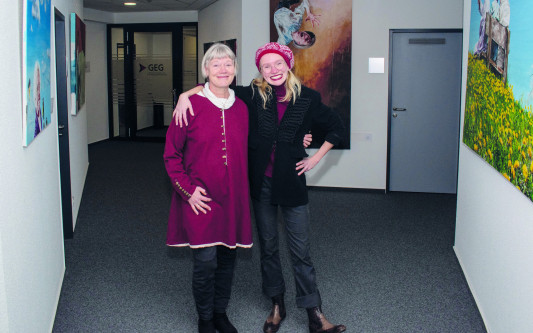 Man möchte doch eine Besessenheit sehen: Die Gifhorner Künstlerinnen Lillien und Manuela Grupe stellen im Rathaus aus