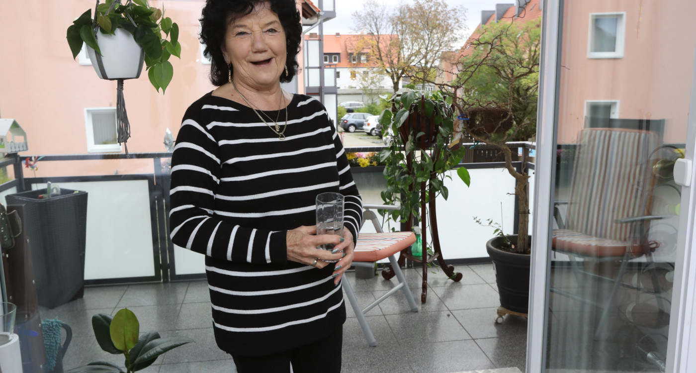 Margitta Gehrke strahlt über den schönsten Balkon: Die 72-jährige Gifhornerin ist die Gewinnerin des 3. Gifhorner Balkon-Wettbewerbs