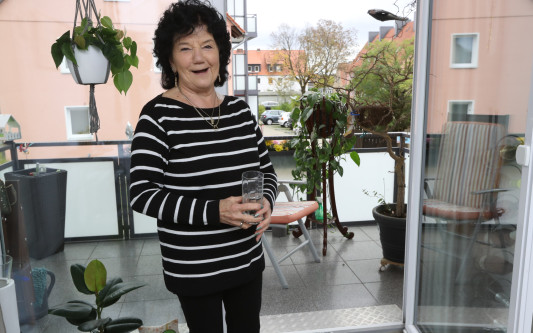 Margitta Gehrke strahlt über den schönsten Balkon: Die 72-jährige Gifhornerin ist die Gewinnerin des 3. Gifhorner Balkon-Wettbewerbs