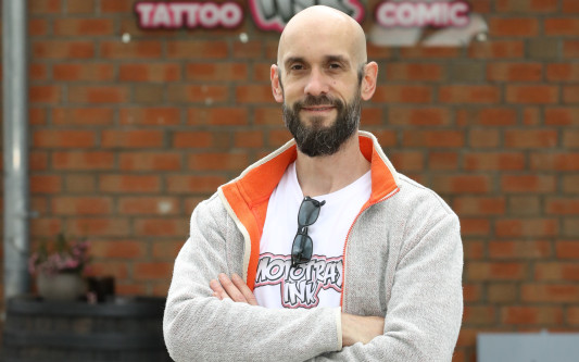 Marian Breilmann liebt es bunt - Neueröffnung in Ettenbüttel: Mototrax Ink bietet Tattoos und Comic Art
