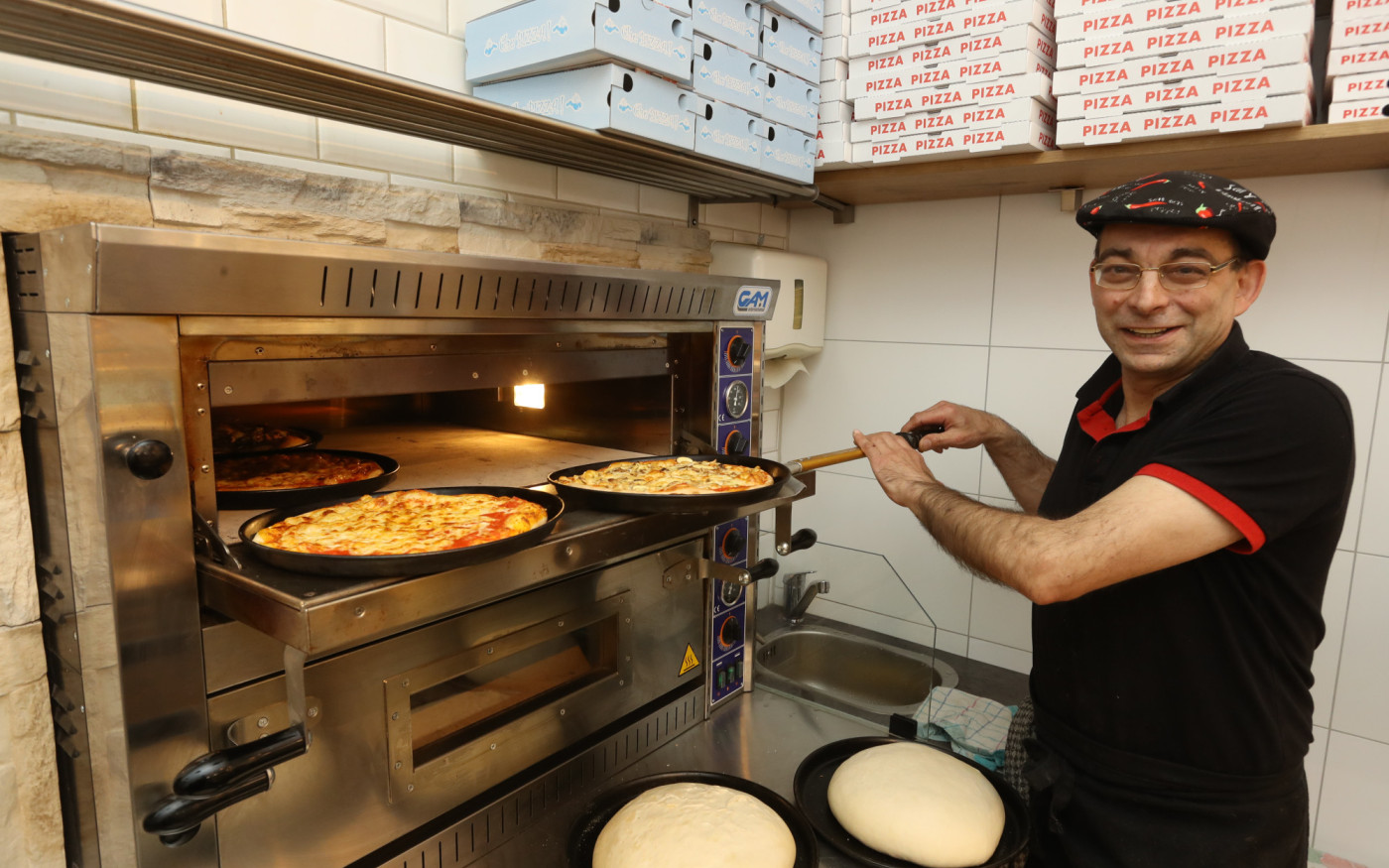 Mario Fiore und seine Gifhorner Pizzeria Piccola Italia - Antipasti und Pizza Calabrese unter den Augen von Sophia Loren und Al Pacino