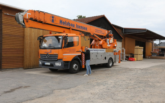 Marvin Isensee führt den Betrieb in 5. Generation fort – Gemeinsam mit Vater Cord setzt er bei Holzbau Isensee auf nachhaltige Baustoffe